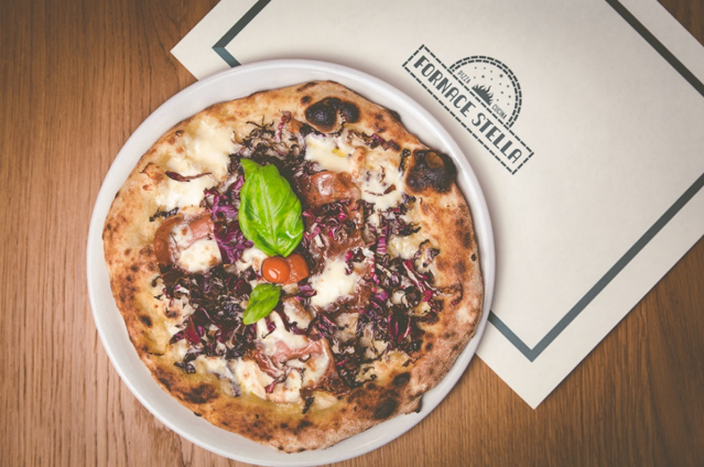 Pizza tonda al gusto di verdure e salsiccia